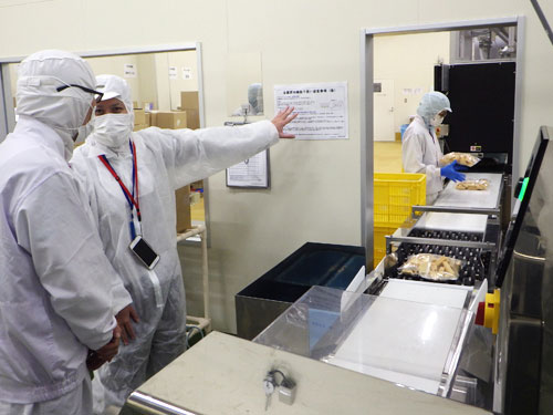 Factory audit by the Quality Assurance Department of Umios Co. The inspection focuses on the production lines of certified factories and confirms sanitary management conditions through question-and-answer sessions with employees.