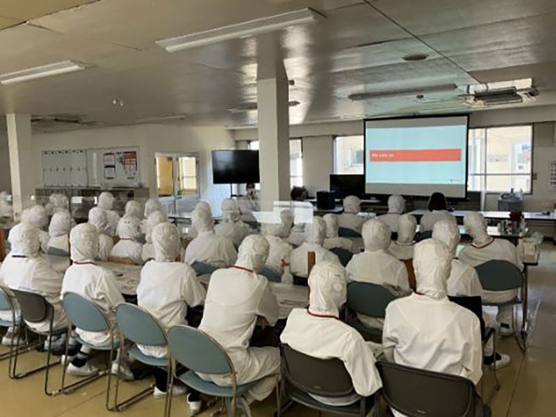 The scene when explaining the consultation desk at the company-owned factory