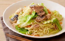 さけ缶と春キャベツの塩焼きそば