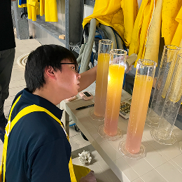 養殖場での作業風景