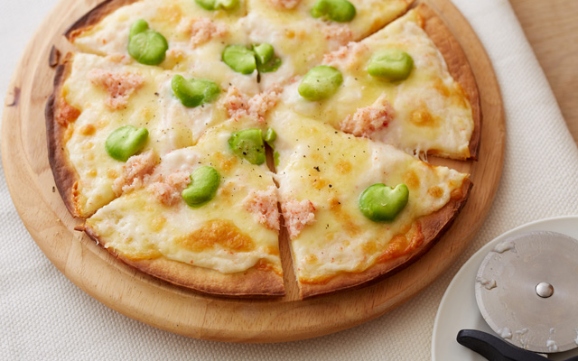 かに缶とそらまめのクリームピザ