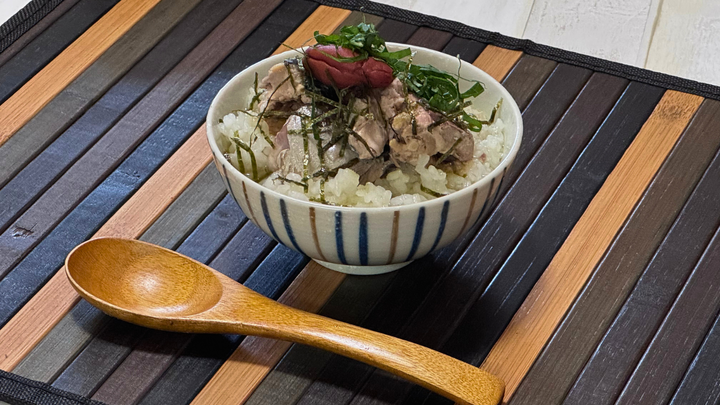 さっぱり食べたい日に!さば水煮の梅しそだし茶漬け