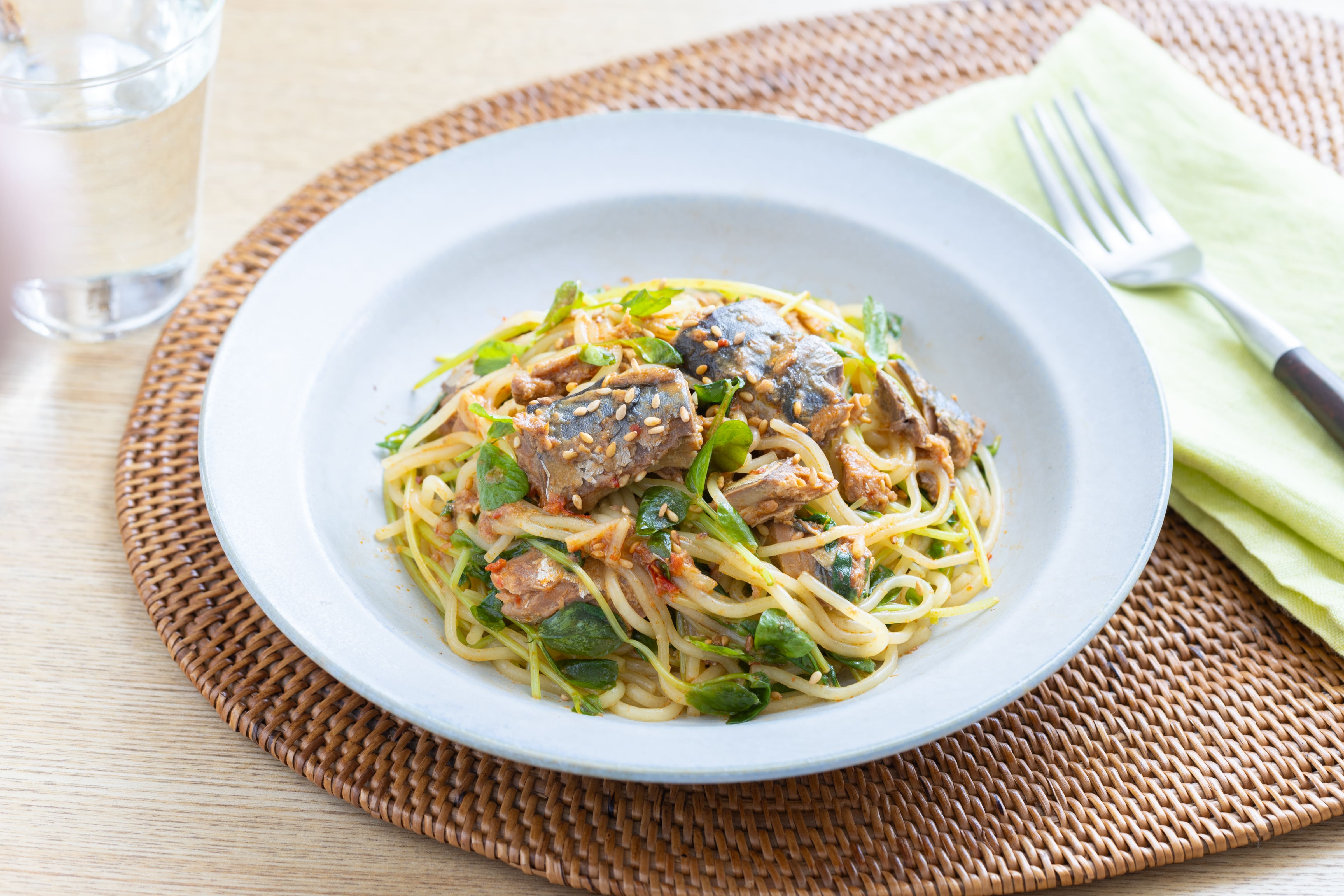 さばみそ煮と「糖質0g麺」と豆苗のピリ辛パスタ風