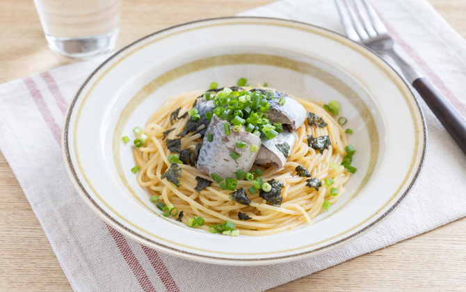 さば水煮と「糖質0g麺」のバターじょうゆパスタ風