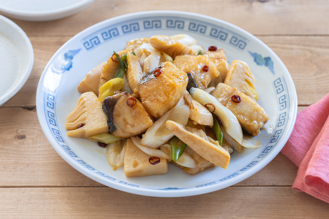 さわらとたけのこのピリ辛炒め