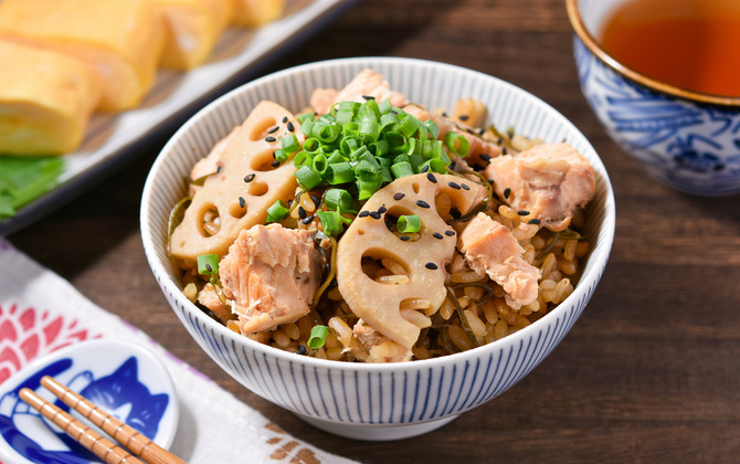 さけ水煮食塩不使用を使った さけとレンコンの炊込みごはん | レシピ | Umios