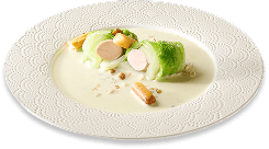 白菜で巻いたフィッシュソーセージ　ゴルゴンゾーラチーズソースとナッツ