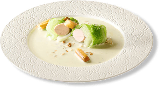 白菜で巻いたフィッシュソーセージ　ゴルゴンゾーラチーズソースとナッツ