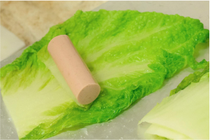 白菜で巻いたフィッシュソーセージ　ゴルゴンゾーラチーズソースとナッツ