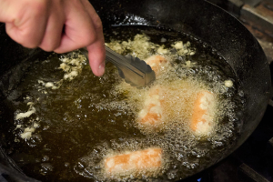 フィッシュソーセージのフリット　ブロッコリーとアンチョビのソース