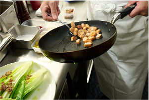 フィッシュソーセージをかけたシーザーサラダ