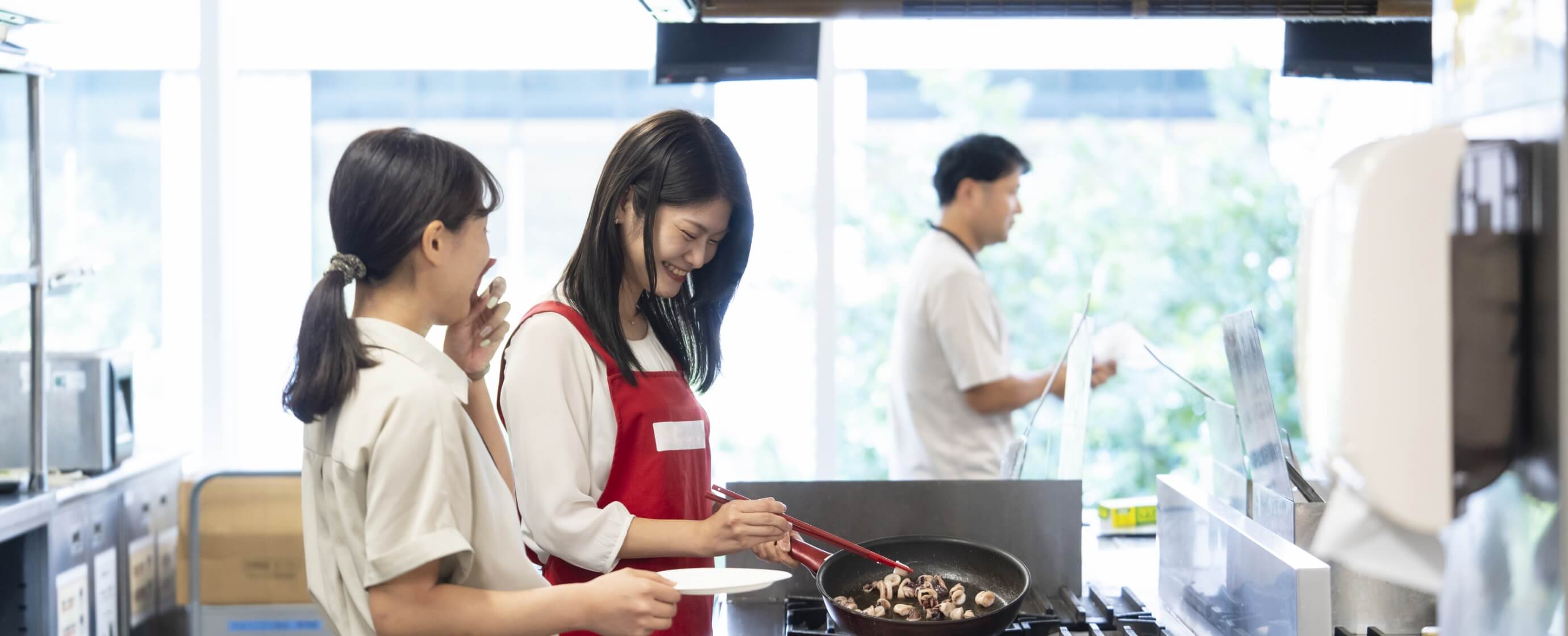 ただ“売る”だけじゃない。国内外の工場と連携し、お客様のための食材を。