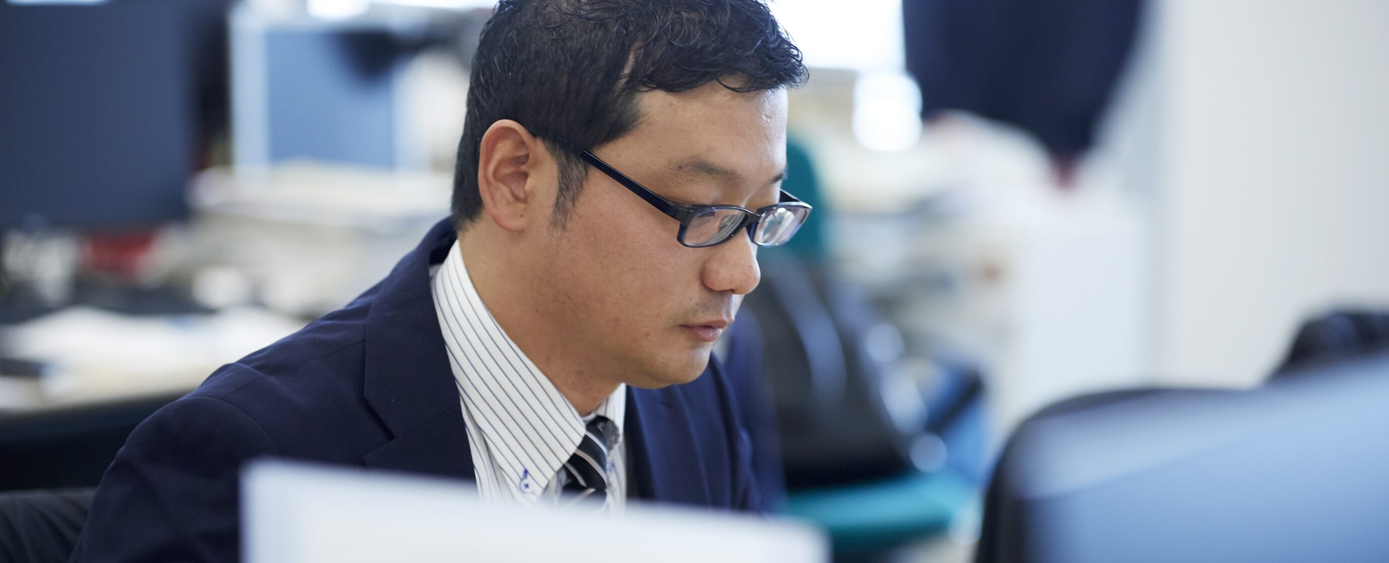 加工エビでは、大量の書類やお客様と向き合った。