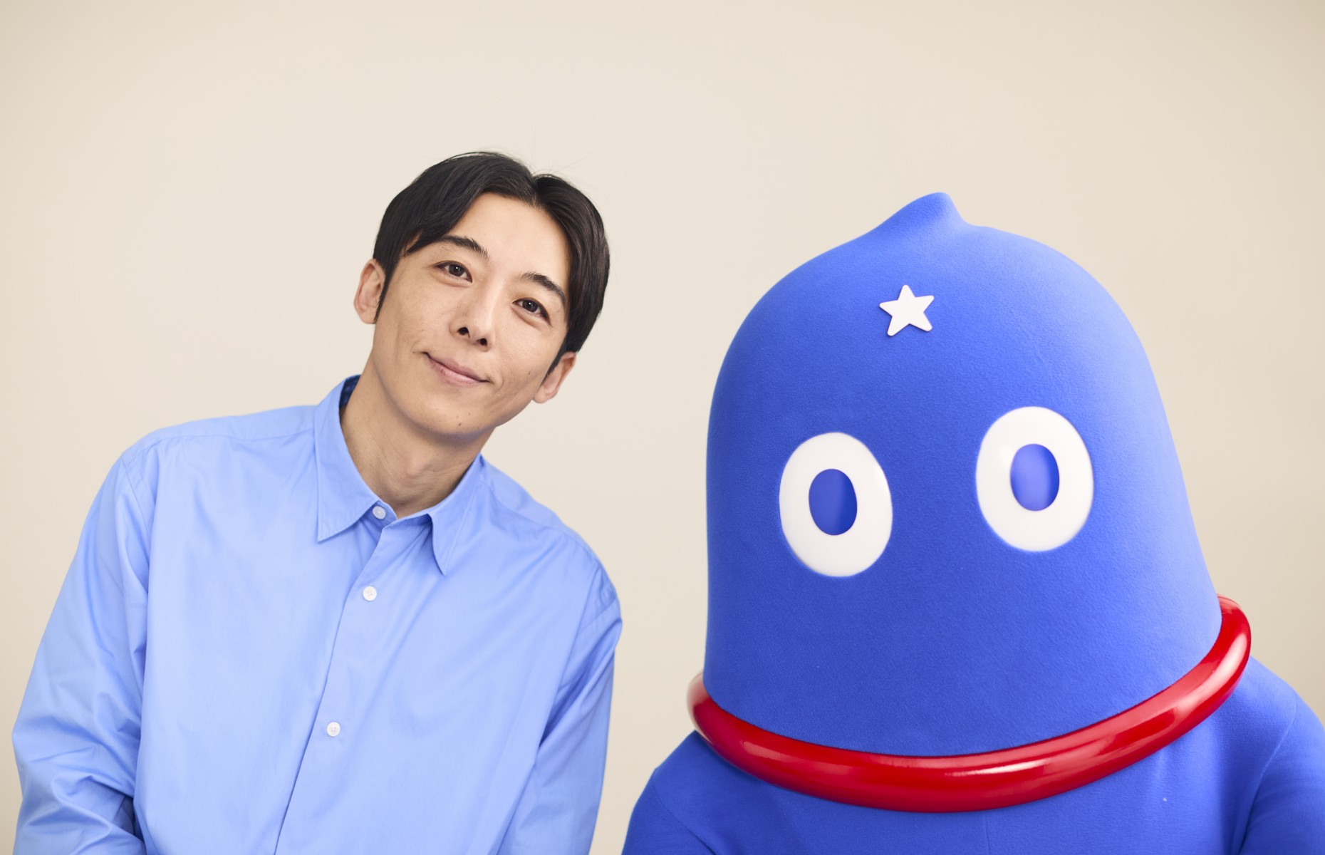 高橋一生写真 Umios企業CMに出演 : 俳優・高橋一生さんに新生命体 ウミオスとの初