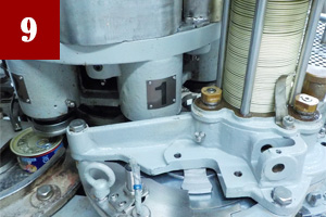 缶詰に印字をして、箱につめる